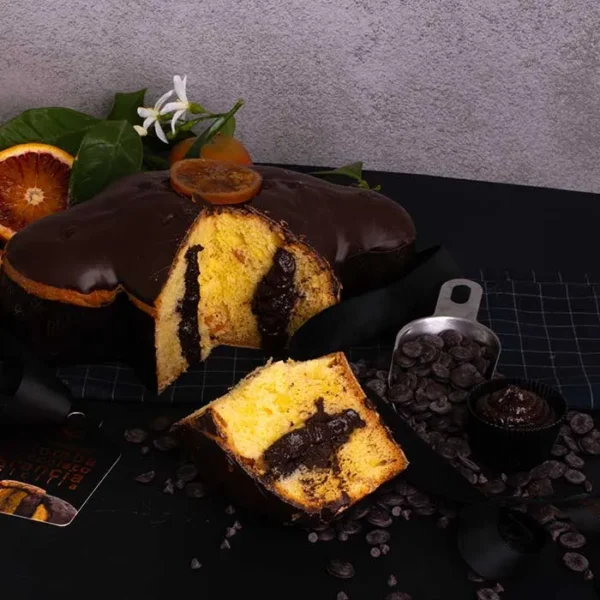 colomba-cioccolato-di-sicilia-0-1.webp Colomba farcita e glassata al cioccolato fondente e arance candite